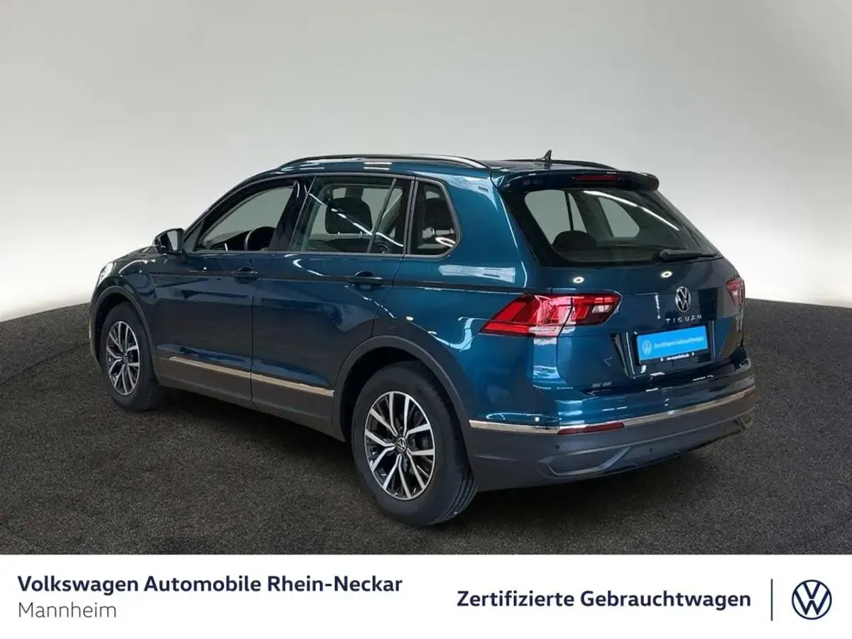Gebraucht VW Tiguan Life 131 PS (96 kW) 2023 Nightshade blue metallic SUV