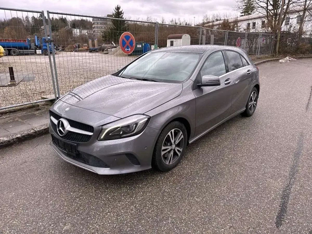 Gebraucht Mercedes A180 122 PS (89 kW) 2016 Grau Kleinwagen