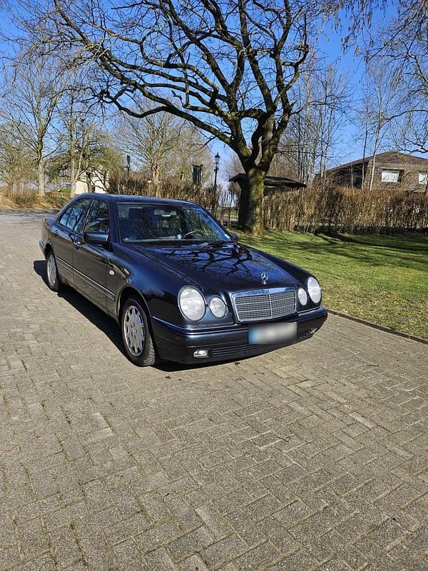 Second-hand Mercedes E280 193 CP (141 kW) 1996 Albastru Berlinǎ