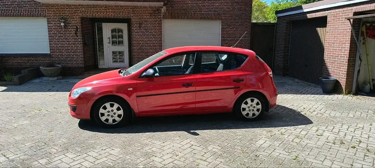 Gebraucht Hyundai i30 109 PS (80 kW) 2009 Rot Limousine