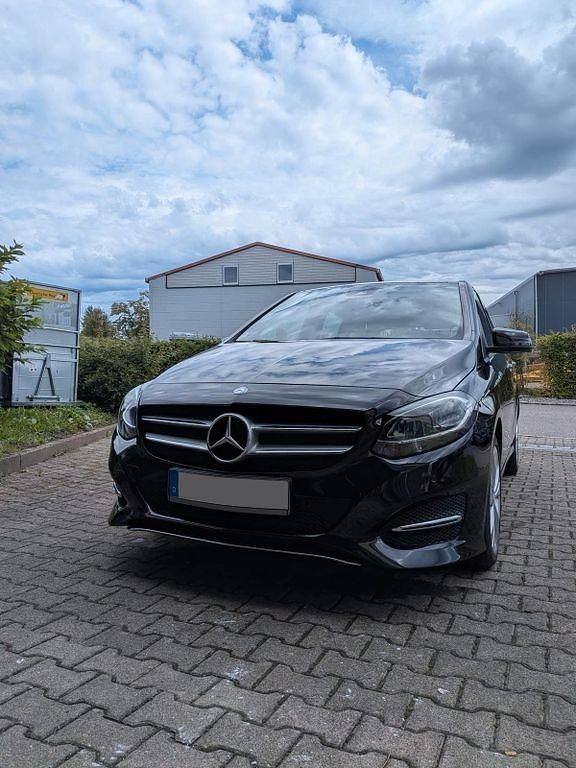 Schwarz Gebraucht 2015 Mercedes B220 Urban Van / Kleinbus | 17.299 € (Fairer Preis) - Bild 1/4