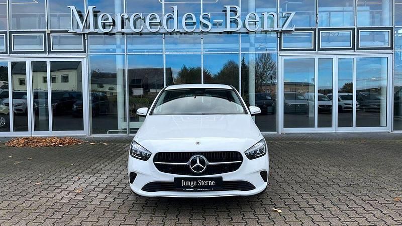 Gebraucht Mercedes B200 Progressive 163 PS (119 kW) 2024 Weiß Van / Kleinbus