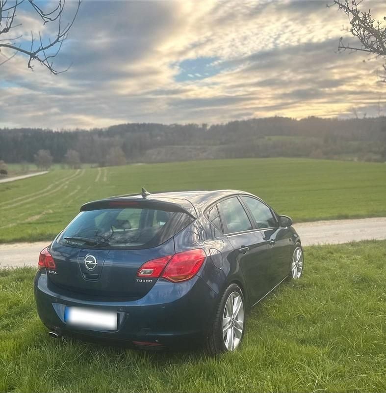 Gebraucht Opel Astra 140 PS (102 kW) 2010 Blau Kleinwagen