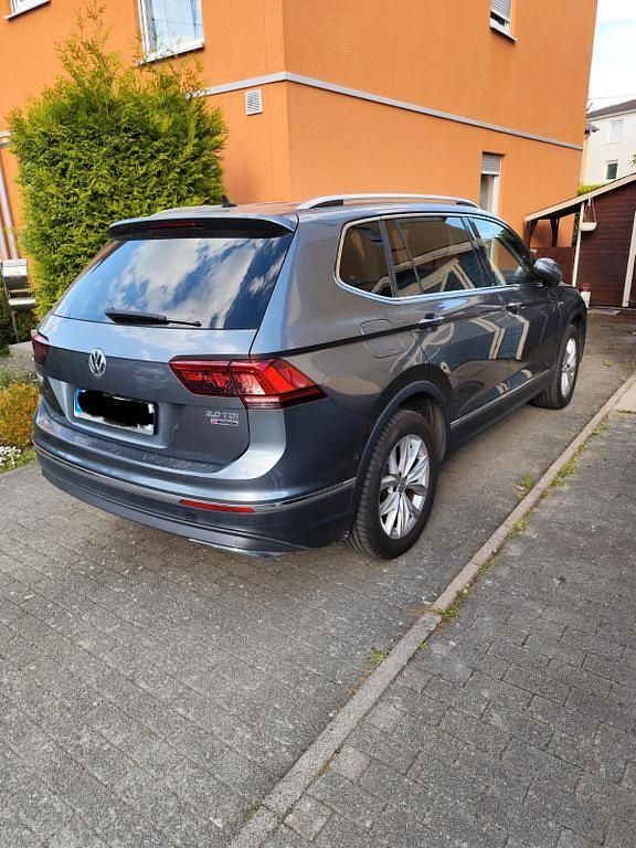 Grau Gebraucht 2018 VW Tiguan Allspace Highline SUV | 22.999 € (Fairer Preis) - Bild 1/3