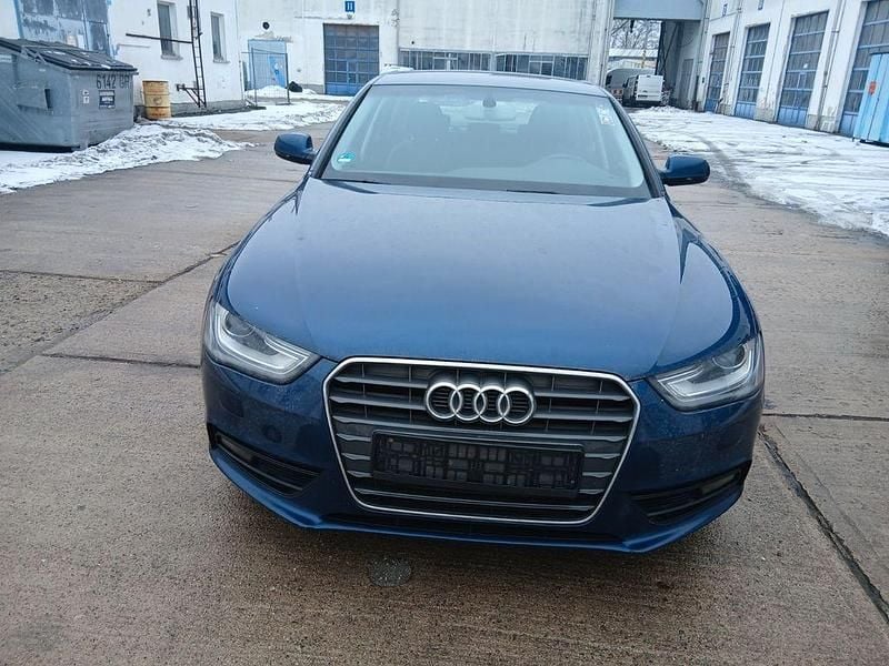Gebraucht Audi A4 Attraction 143 PS (105 kW) 2012 Blau Limousine