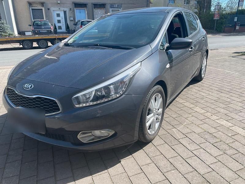 Second-hand Kia Ceed 128 CP (94 kW) 2015 Gri Hatchback