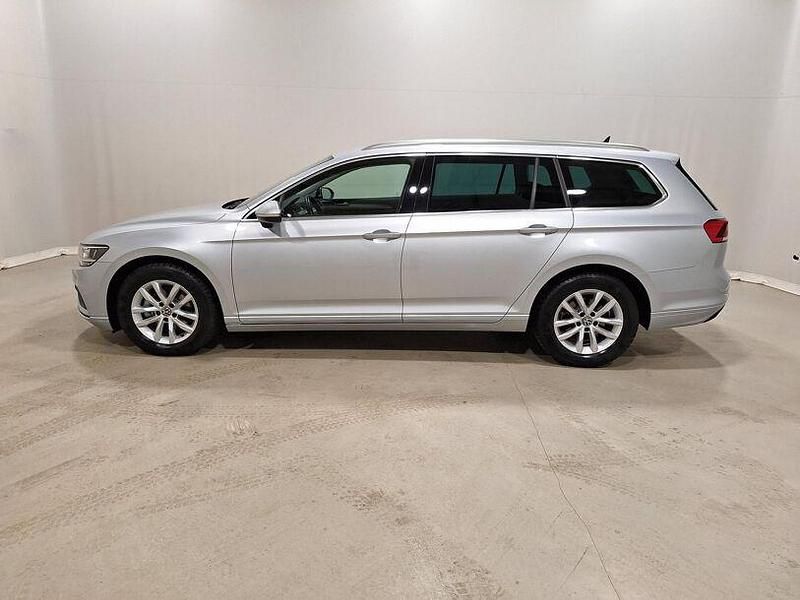 Gebraucht VW Passat Business 150 PS (110 kW) 2023 Scale silver metallic Kombi