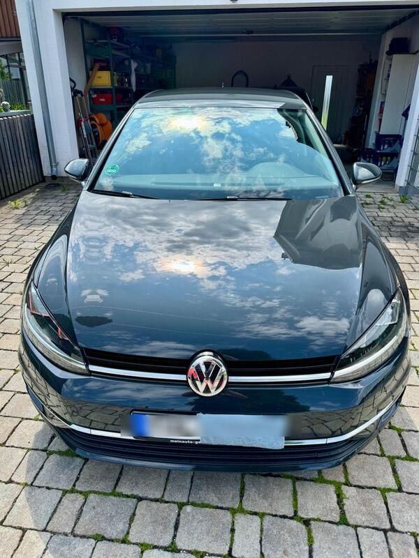 Grau Gebraucht 2017 VW Golf VII Comfortline Limousine | 11.400 € (Guter Preis) - Bild 1/4