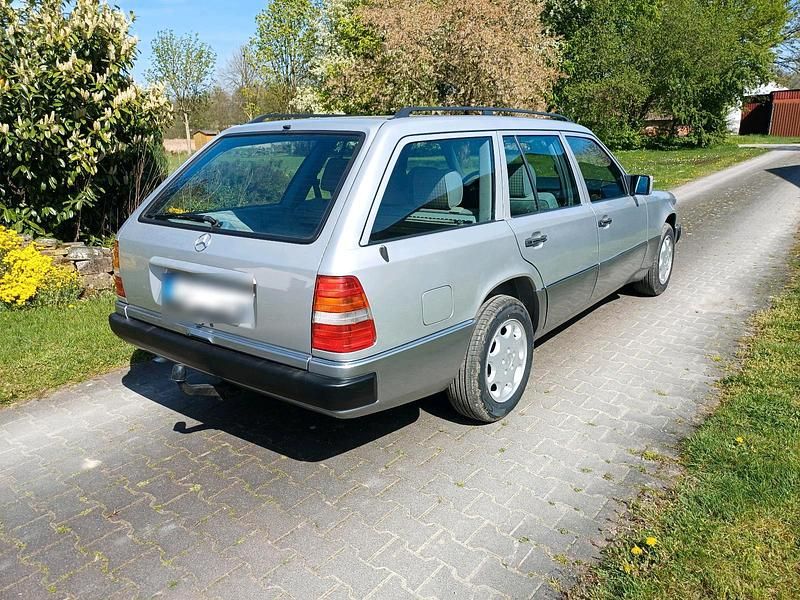 Second-hand Mercedes E250 90 CP (66 kW) 1993 Argintiu Break
