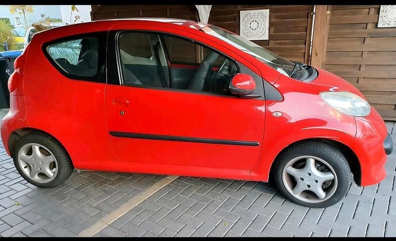 Rot Gebraucht 2006 Peugeot 107 Kleinwagen | 1.950 € (Fairer Preis) - Bild 1/4