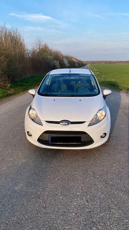 Gebraucht Ford Fiesta Titanium 82 PS (60 kW) 2011 Weiß Kleinwagen