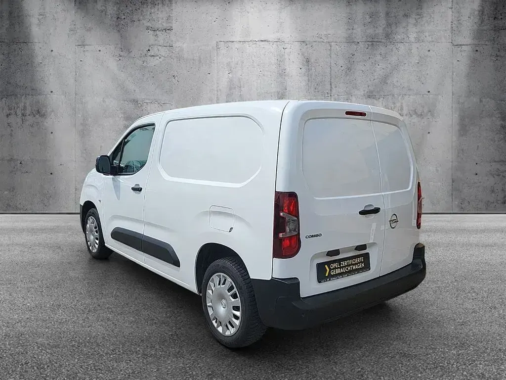 Używany Opel Combo Edition 131 KM (96 kW) 2022 Biały Minivan
