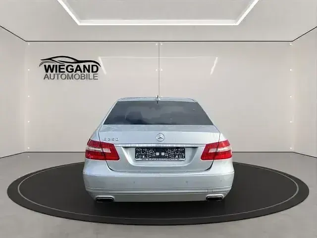 Gebraucht Mercedes E250 Avantgarde 204 PS (150 kW) 2012 Silber Limousine