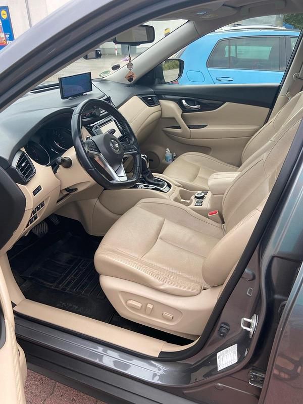 Grau Gebraucht 2018 Nissan X-Trail Comfort SUV | 21.900 € (Fairer Preis) - Bild 1/4