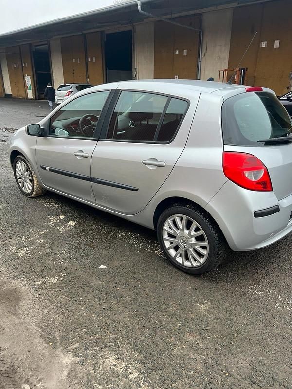Gebraucht Renault Clio II 100 PS (73 kW) 2007 Grau Kleinwagen