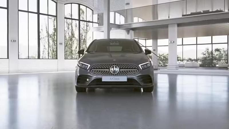 Metalliclack mountaingrau Gebraucht 2021 Mercedes A250 AMG Limousine | 25.480 € (Guter Preis) - Bild 1/4