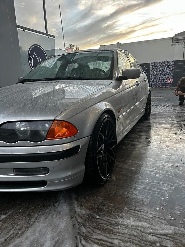 Gebraucht BMW 320 Sport Line 150 PS (110 kW) 1998 Silber Limousine