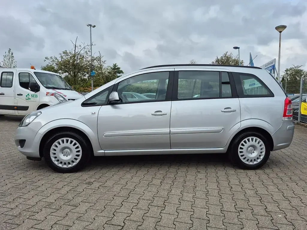 Gebraucht Opel Zafira Family 116 PS (85 kW) 2011 Silber Van / Kleinbus