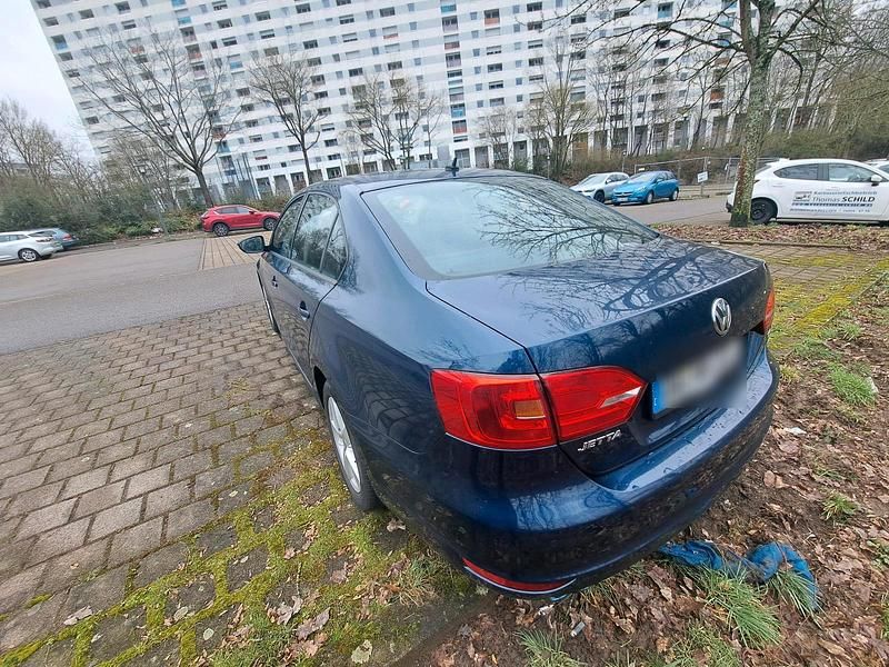 Gebraucht VW Jetta 122 PS (89 kW) 2013 Blau Limousine