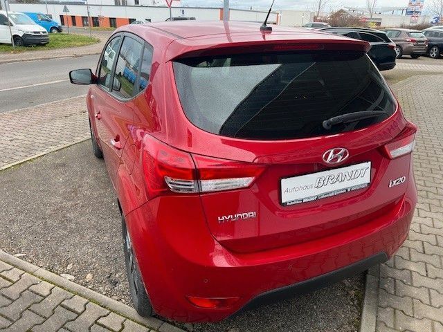 Gebraucht Hyundai ix20 Passion 90 PS (66 kW) 2016 Fiery red / met Kleinwagen