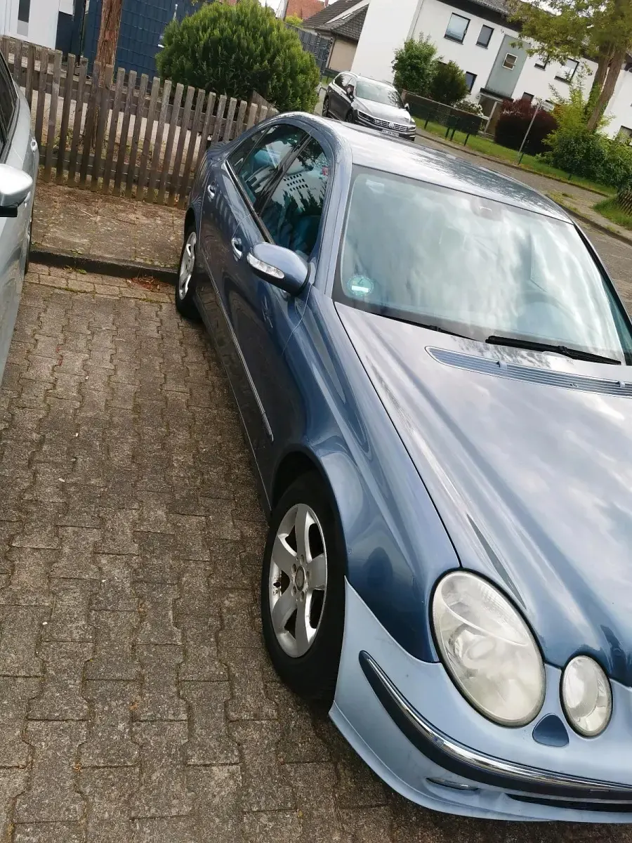 Usado Mercedes E220 150 CV (110 kW) 2003 Azul Berlina