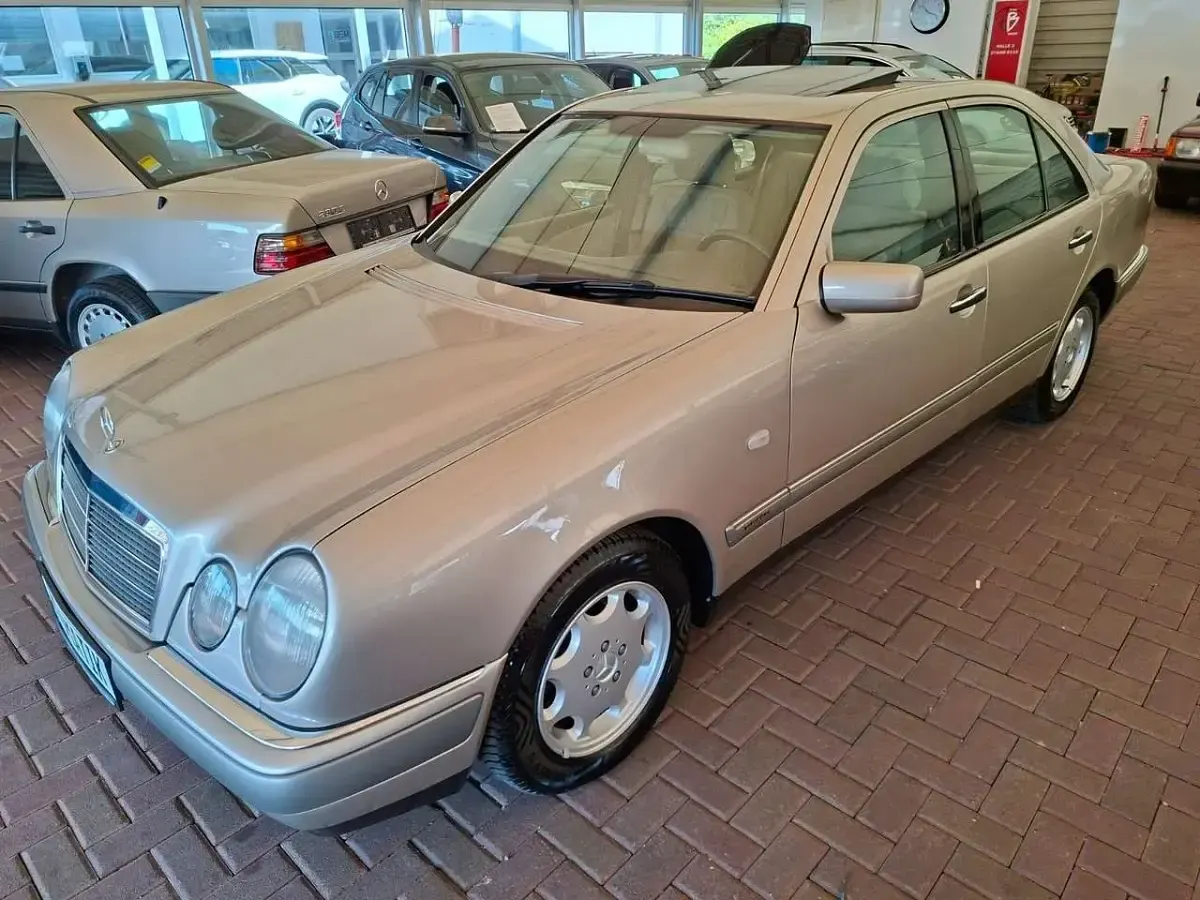 Brugt Mercedes E230 150 HK (110 kW) 1995 Beige Sedan