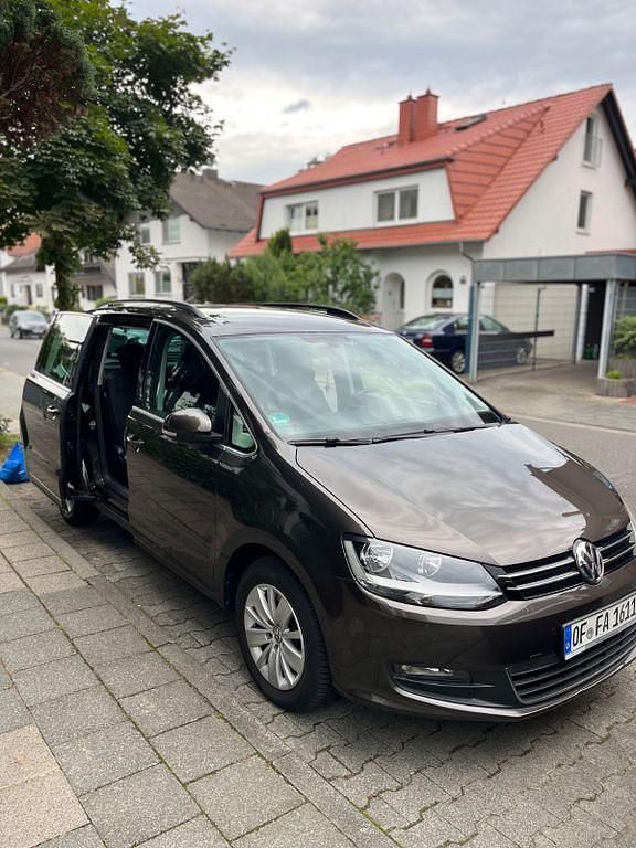 Braun Gebraucht 2018 VW Sharan Van / Kleinbus | 19.600 € (Fairer Preis) - Bild 1/4