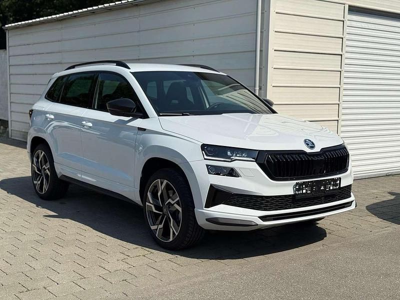 Moon white Neu 2025 Skoda Karoq SportLine SUV | 39.190 € (Guter Preis) - Bild 1/4