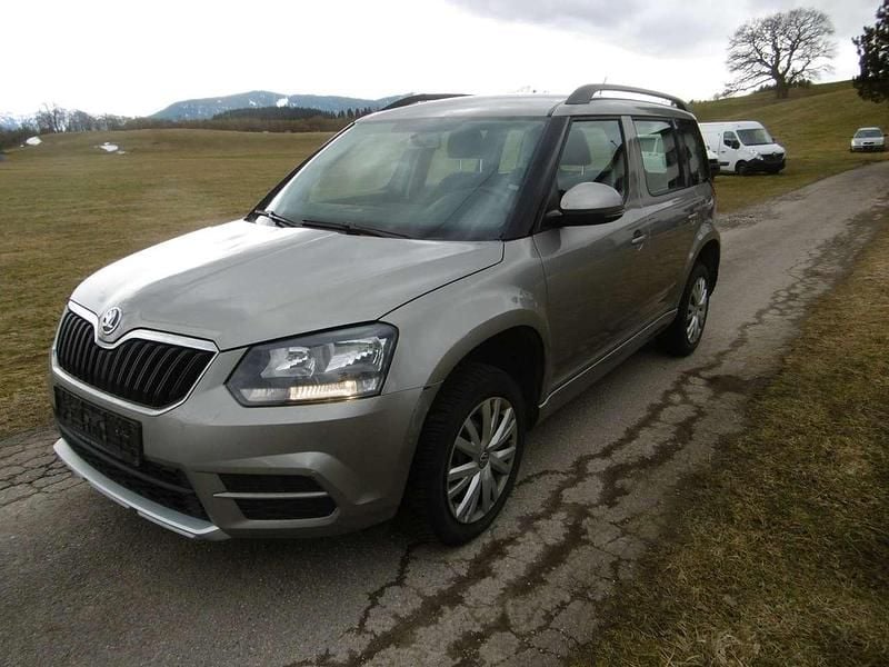 Gebraucht Skoda Yeti Active 105 PS (77 kW) 2015 Cappuccinobeige metallic SUV