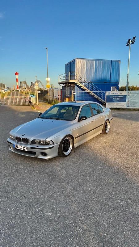 Silber Gebraucht 1999 BMW 523 M Sport Limousine | 3.999 € (Fairer Preis) - Bild 1/4