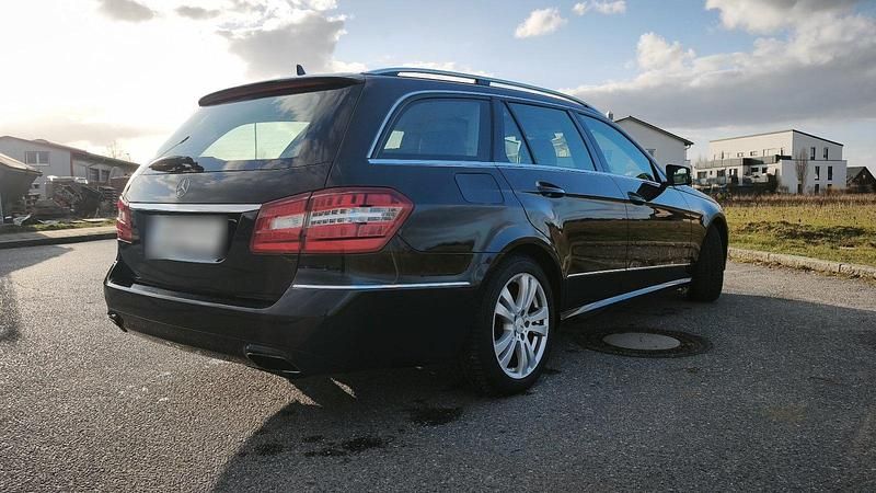 Gebraucht Mercedes E220 Avantgarde 170 PS (125 kW) 2012 Schwarz Kombi