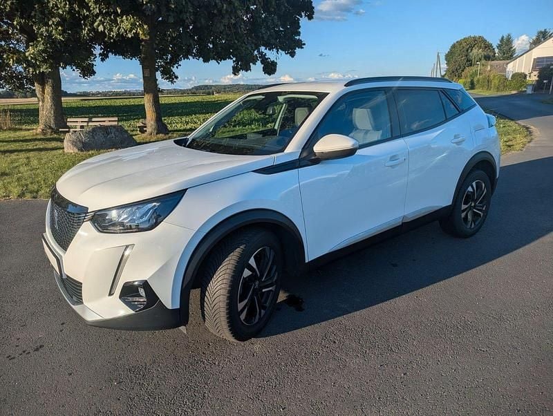Weiß Gebraucht 2022 Peugeot 2008 Active SUV | 14.300 € (Guter Preis) - Bild 1/4