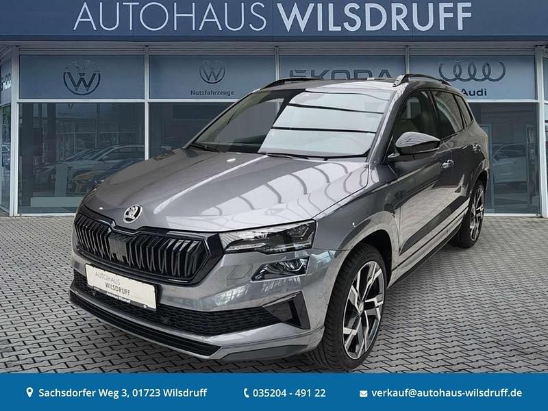 Grau Neu 2025 Skoda Karoq SportLine SUV | 38.980 € (Etwas zu teuer) - Bild 1/4