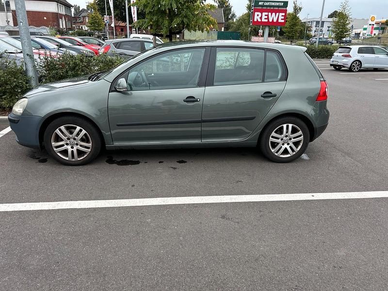 Grün Gebraucht 2004 VW Golf V Kleinwagen | 3.000 € (Etwas zu teuer) - Bild 1/4