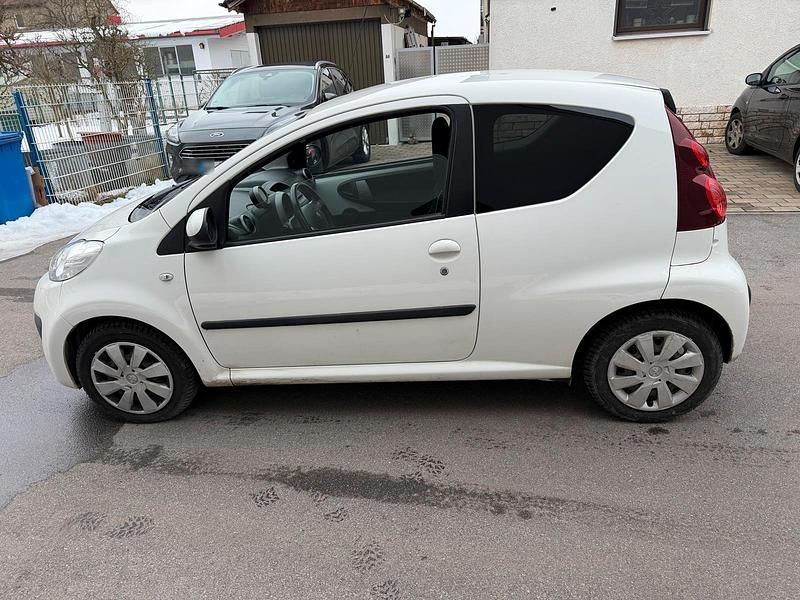Gebraucht Peugeot 107 68 PS (50 kW) 2012 Weiß Kleinwagen