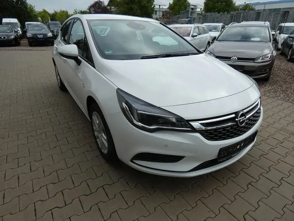 Używany Opel Astra Edition 110 KM (80 kW) 2017 Biały Sedan/Limuzyna
