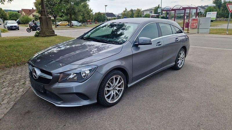 Grau Gebraucht 2017 Mercedes CLA220 Shooting Brake Kombi | 16.799 € (Guter Preis) - Bild 1/4