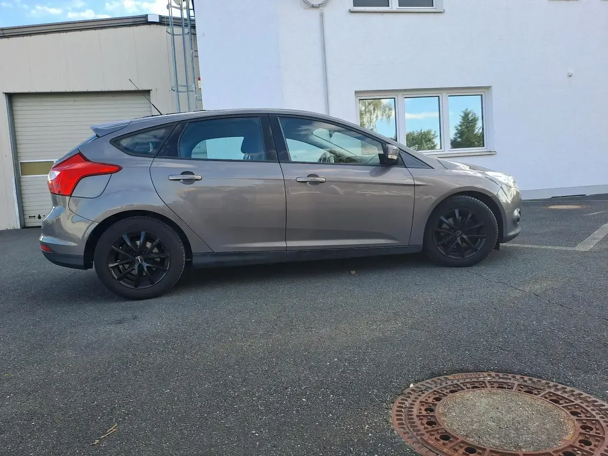 Gebraucht Ford Focus 109 PS (80 kW) 2012 Grau Limousine
