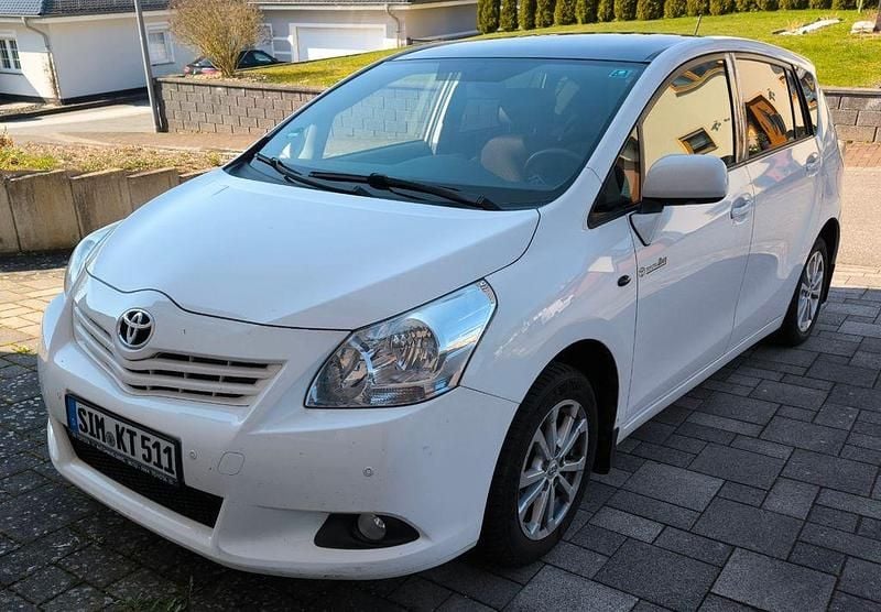 Gebraucht Toyota Verso Skyview Edition 147 PS (108 kW) 2011 Weiß Van / Kleinbus