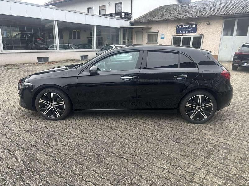 Gebraucht Mercedes A180 Advanced Plus 136 PS (100 kW) 2024 Kosmosschwarz Limousine