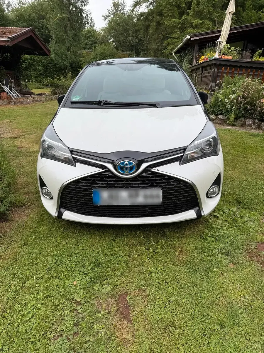 Gebraucht Toyota Yaris 73 PS (53 kW) 2015 Weiß Kleinwagen
