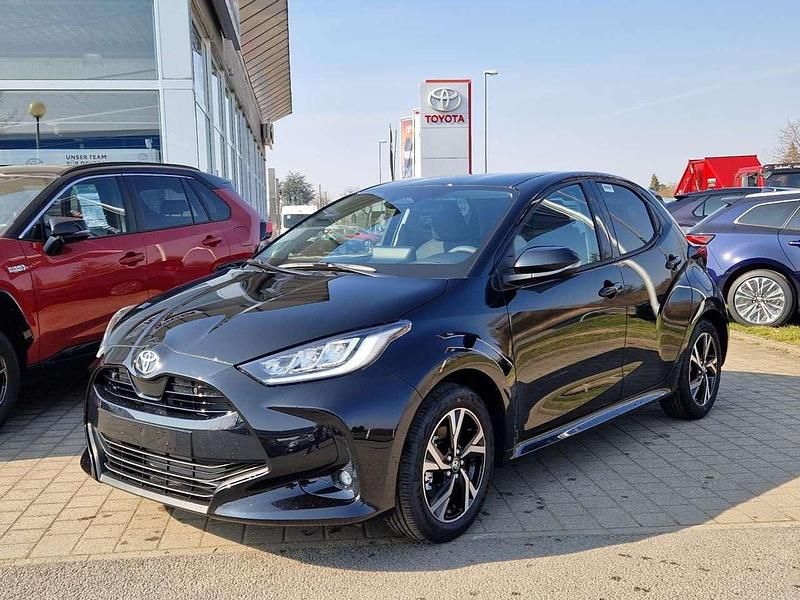 Mysticschwarz mica Neu 2025 Toyota Yaris Limousine | 22.290 € (Guter Preis) - Bild 1/4