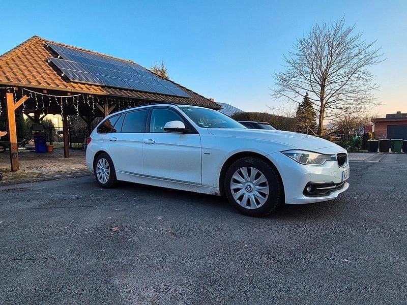 Weiß Gebraucht 2017 BMW 320 Sport Line Kombi | 16.600 € (Fairer Preis) - Bild 1/4