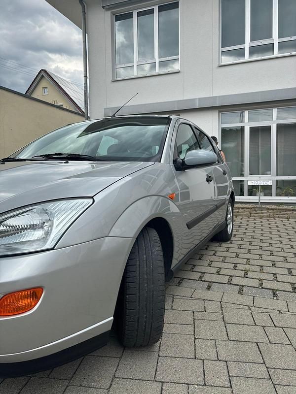 Gebraucht Ford Focus Ambiente 101 PS (74 kW) 2000 Silber Kleinwagen