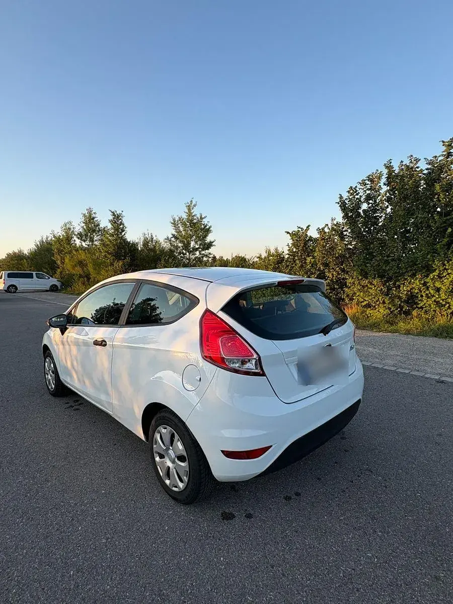 Gebraucht Ford Fiesta 60 PS (44 kW) 2014 Weiß Kleinwagen