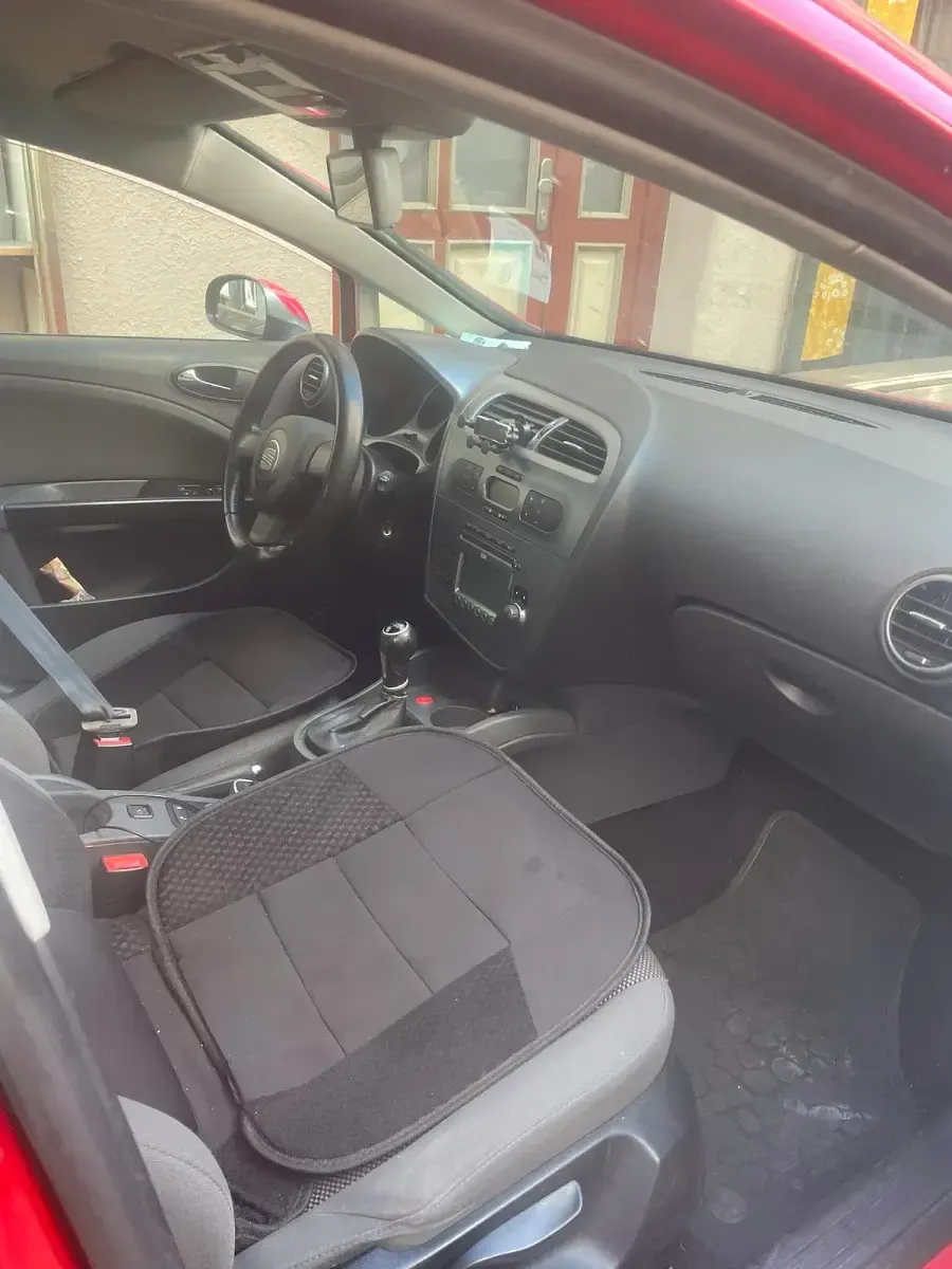 Używany Seat Leon 105 KM (77 kW) 2009 Czerwony Hatchback