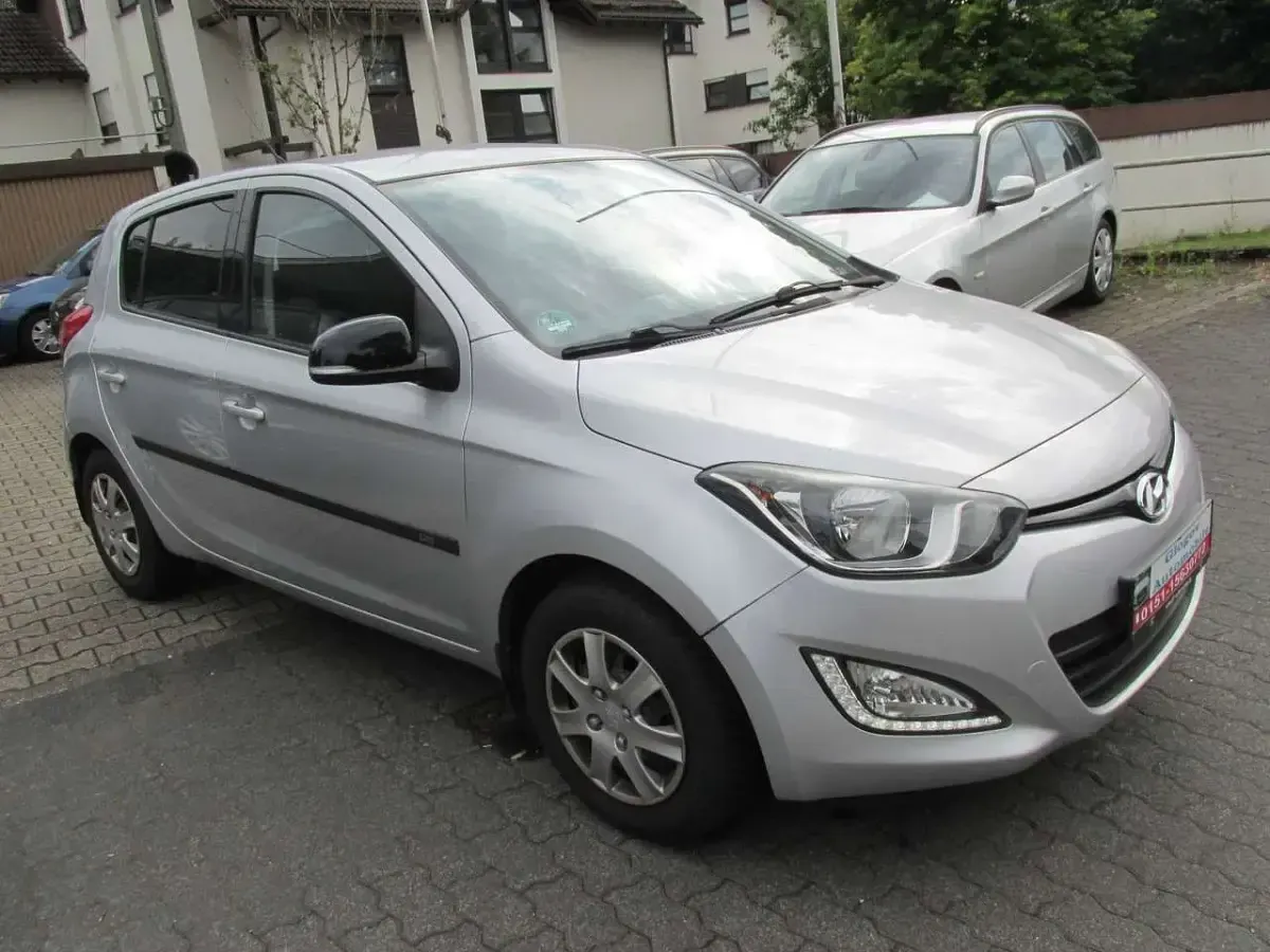 Gebraucht Hyundai i20 Classic 86 PS (63 kW) 2015 Licht silber Kleinwagen