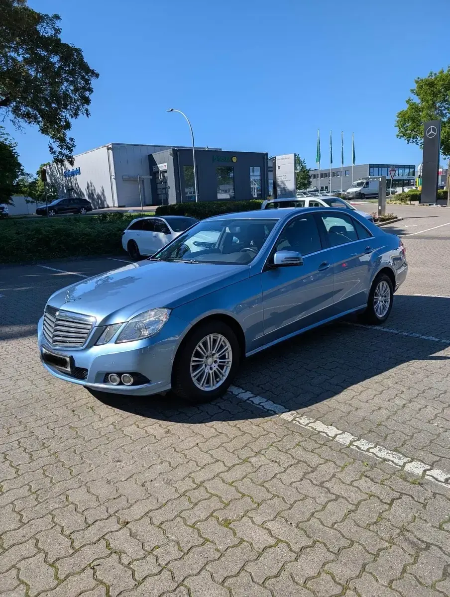 Gebraucht Mercedes E250 204 PS (150 kW) 2009 Blau Limousine