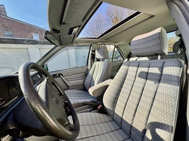 Gebraucht Mercedes 190 109 PS (80 kW) 1991 Blau Limousine