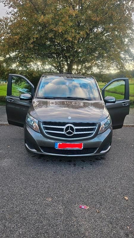 Braun Gebraucht 2015 Mercedes V220 Van / Kleinbus | 24.100 € (Guter Preis) - Bild 1/4
